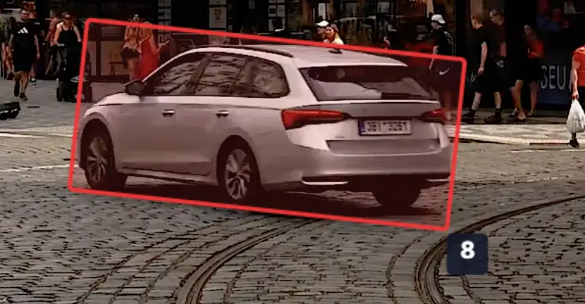 A car annotated with a rotated box at an angle, showing 8 aligned resize handles and a curved-arrow rotation handle on a short stem above the top edge